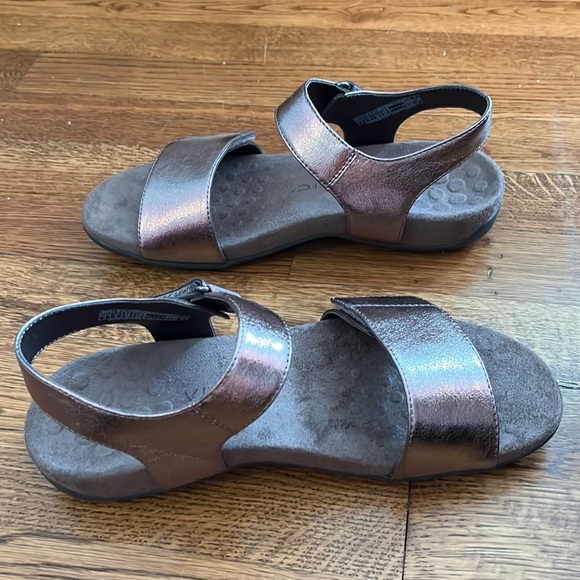 Metallic sandals - Picture 3 of 6